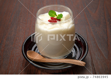 デザートの杏仁豆腐 74863945
