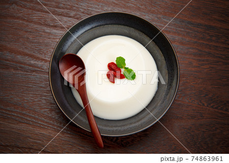 デザートの杏仁豆腐 74863961