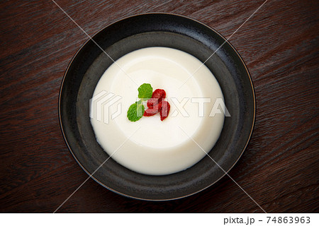 デザートの杏仁豆腐 74863963
