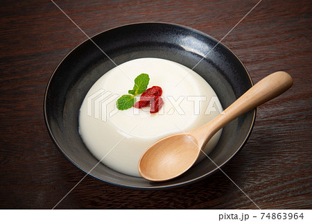 デザートの杏仁豆腐 74863964