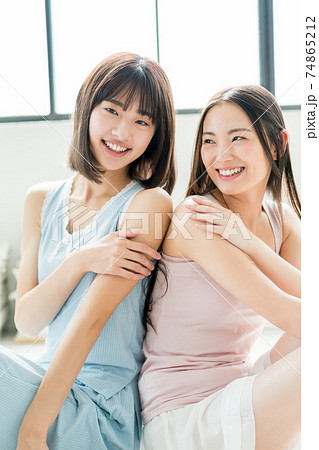 若い女性のボディケア 若い女性のボディケア 74865212
