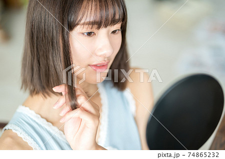 鏡を見る10代後半女子 鏡を見る10代後半女子 74865232