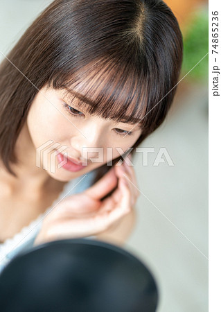 鏡を見る10代後半女子 鏡を見る10代後半女子 74865236