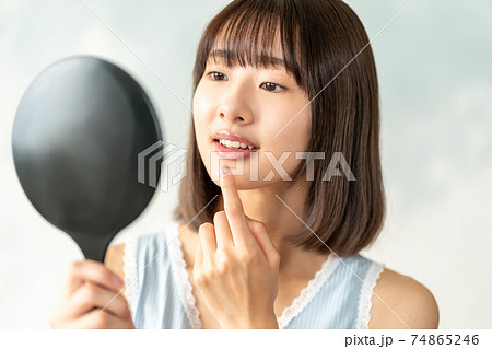 鏡を見る10代後半女子 74865246