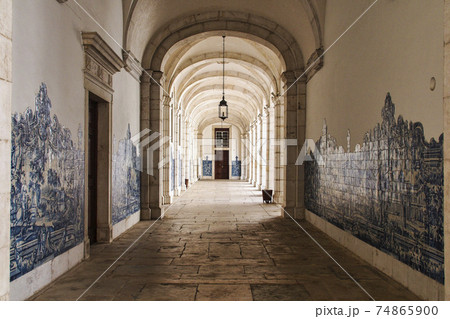Courtyard at the church of sao vicente de fora in Lisbon, Portugal. 74865900