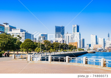 横浜 山下公園とみなとみらい21のビル群 横浜 山下公園とみなとみらい21のビル群 74866073