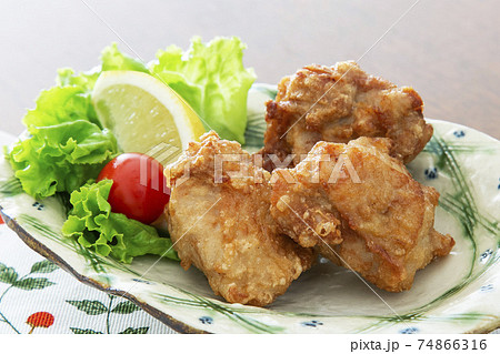 鳥の唐揚げ 鳥の唐揚げ 74866316