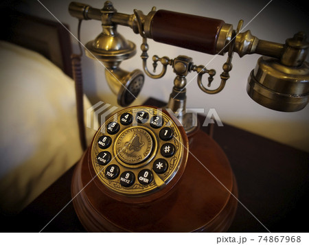 客室の古風な電話機 74867968