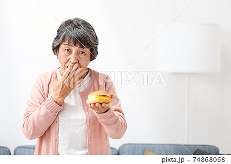 ハンバーガー　シニア女性　胸焼け 74868068