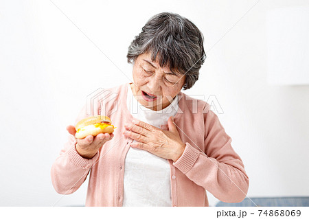 ハンバーガー　シニア女性　胸焼け 74868069