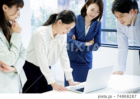 ビジネス　オフィス　同僚 74868287