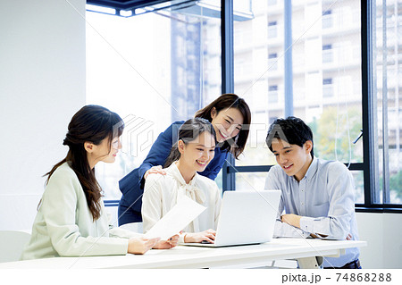 ビジネス　オフィス　同僚 74868288