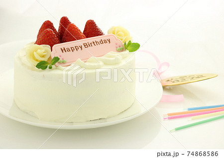 バースデーケーキ 手作りの苺のショートケーキの写真素材