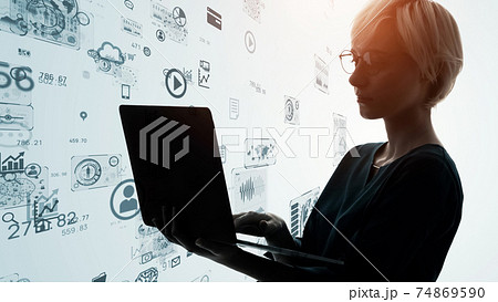 PCを使う女性　ビジネスとテクノロジー 74869590