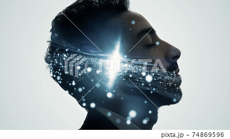 瞑想する男性　マインドフルネス 74869596