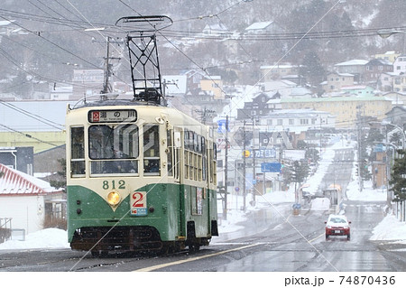 雪の中を走る 函館市電812号車 74870436
