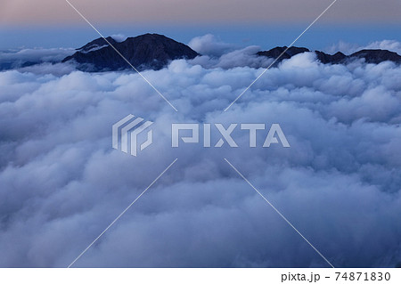 南アルプス・塩見岳から見る残照の雲海と白峰三山 南アルプス・塩見岳から見る残照の雲海と白峰三山 74871830