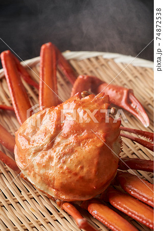 茹でたてのズワイガニ 茹でたてのズワイガニ 74872538