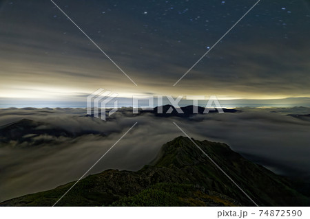 南アルプス・塩見岳から見る夜の荒川三山と雲海 74872590