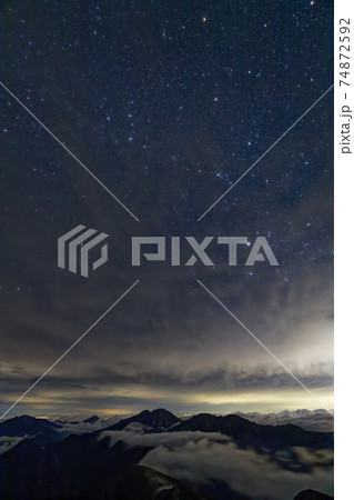 南アルプス・塩見岳から見る星空と白峰三山・仙丈ヶ岳の夜景 南アルプス・塩見岳から見る星空と白峰三山・仙丈ヶ岳の夜景 74872592