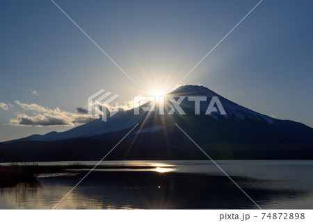 厳冬のダイヤモンド富士と山中湖 74872898