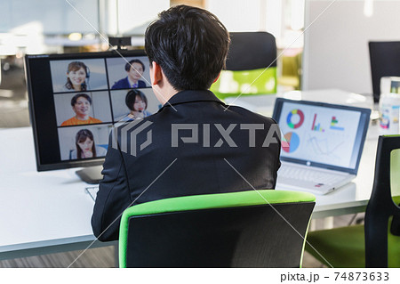 テレワーク中の仲間とオンライン会議をするビジネスマン 74873633