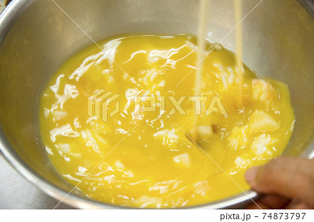 玉子を混ぜる 玉子を混ぜる 74873797