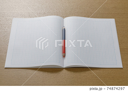 赤青鉛筆と方眼ノートの写真素材
