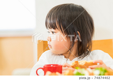 食事をする小さな女の子の写真素材