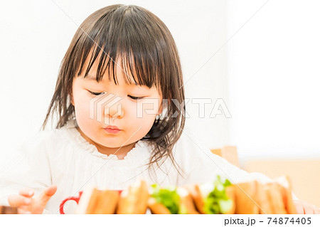 食事をする小さな女の子の写真素材