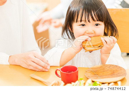 食事をする小さな女の子 74874412