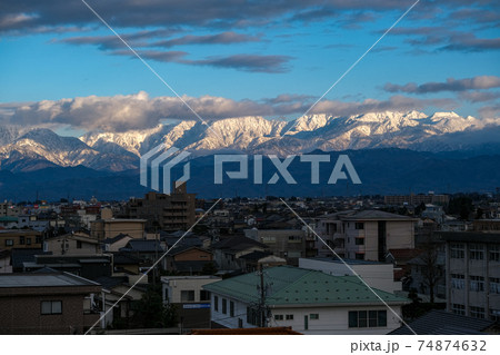 富山市から望む冠雪した立山連峰 74874632