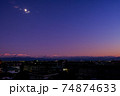 富山市から望む冠雪した立山連峰の夕暮れと月 74874633