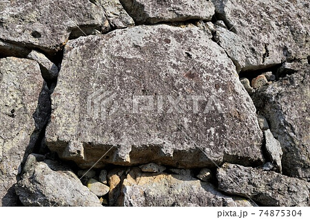 城の石垣に使った石の割った跡「矢穴(クサビの跡)」 城の石垣に使った石の割った跡「矢穴(クサビの跡)」 74875304