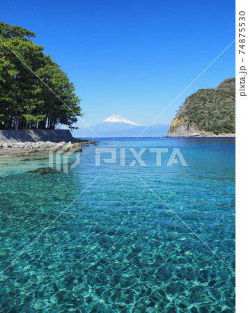 静岡県　小舟ヶ浜と富士　2月 74875530