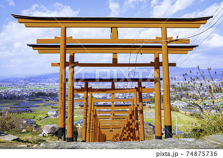 福岡のパワースポット 91基の鳥居が並ぶ浮羽稲荷神社の写真素材