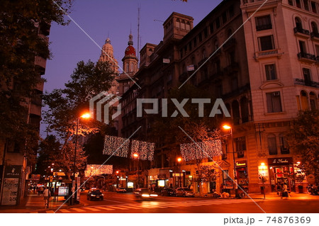 南米アルゼンチンの首都ブエノスアイレス マヨ通りの夜景の写真素材