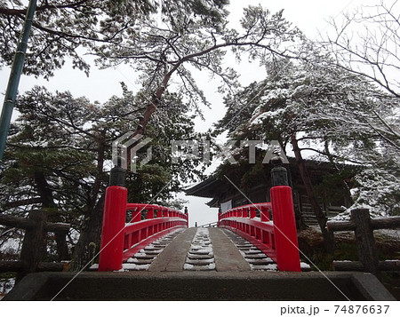 松島の瑞巌寺五大堂への橋　引き 74876637