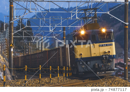 中央西線を走るEF64-1000番台牽引の貨物列車の写真素材 [74877117] - PIXTA