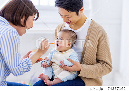 離乳食を食べようとしている赤ちゃん 離乳食を食べようとしている赤ちゃん 74877162