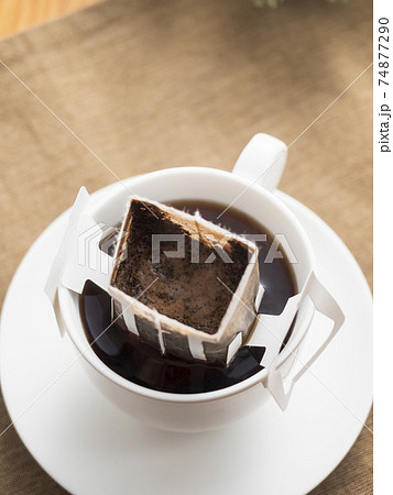 カップ用ドリップバッグでホットコーヒーを淹れる 74877290