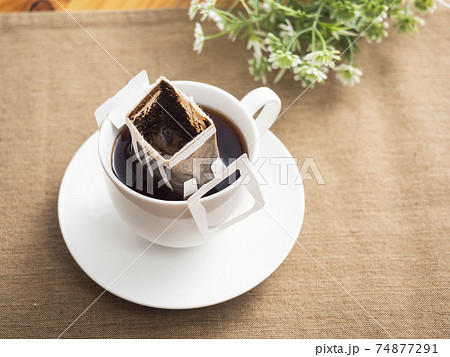 カップ用ドリップバッグでホットコーヒーを淹れる カップ用ドリップバッグでホットコーヒーを淹れる 74877291