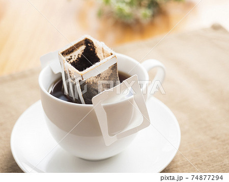 カップ用ドリップバッグでホットコーヒーを淹れる カップ用ドリップバッグでホットコーヒーを淹れる 74877294