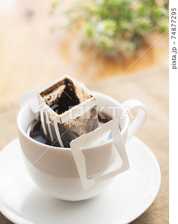 カップ用ドリップバッグでホットコーヒーを淹れる 74877295