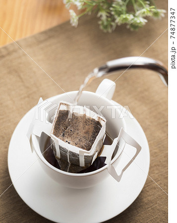 カップ用ドリップバッグでホットコーヒーを淹れる 74877347