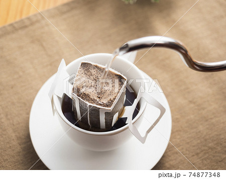 カップ用ドリップバッグでホットコーヒーを淹れる カップ用ドリップバッグでホットコーヒーを淹れる 74877348