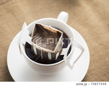 カップ用ドリップバッグでホットコーヒーを淹れる カップ用ドリップバッグでホットコーヒーを淹れる 74877349