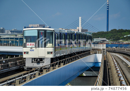 横浜シーサイドライン、野島公園駅を通過する試運転列車（1000形電車