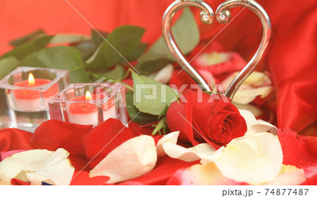 rose and a box with rings 74877487