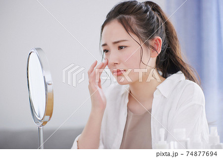 お肌のトラブルに悩む若い女性 74877694